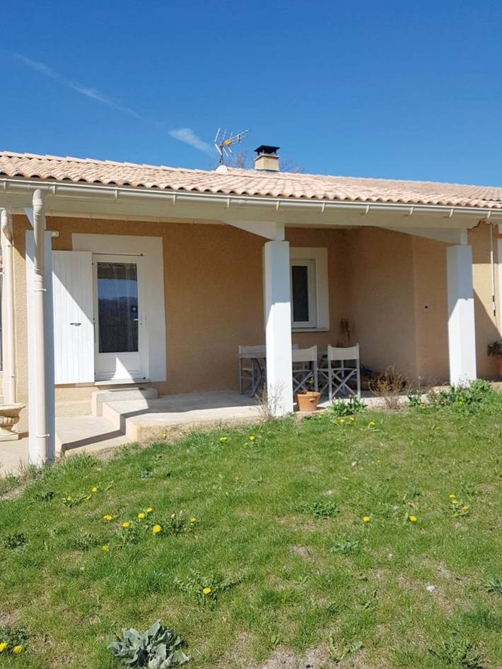 Gîte pour 2 personnes, avec piscine ainsi que vue et jardin à Mison