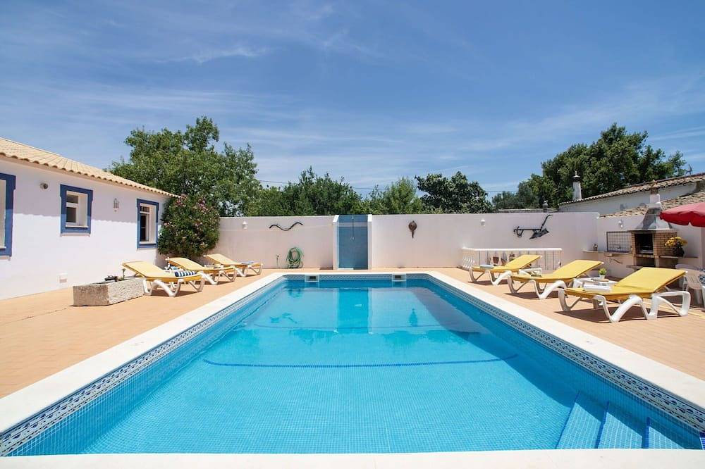Schitterend vrijstaand vakantiehuis voor 8 personen met privé zwembad, Wifi, Tv, terras en parking in Paderne, Faro District
