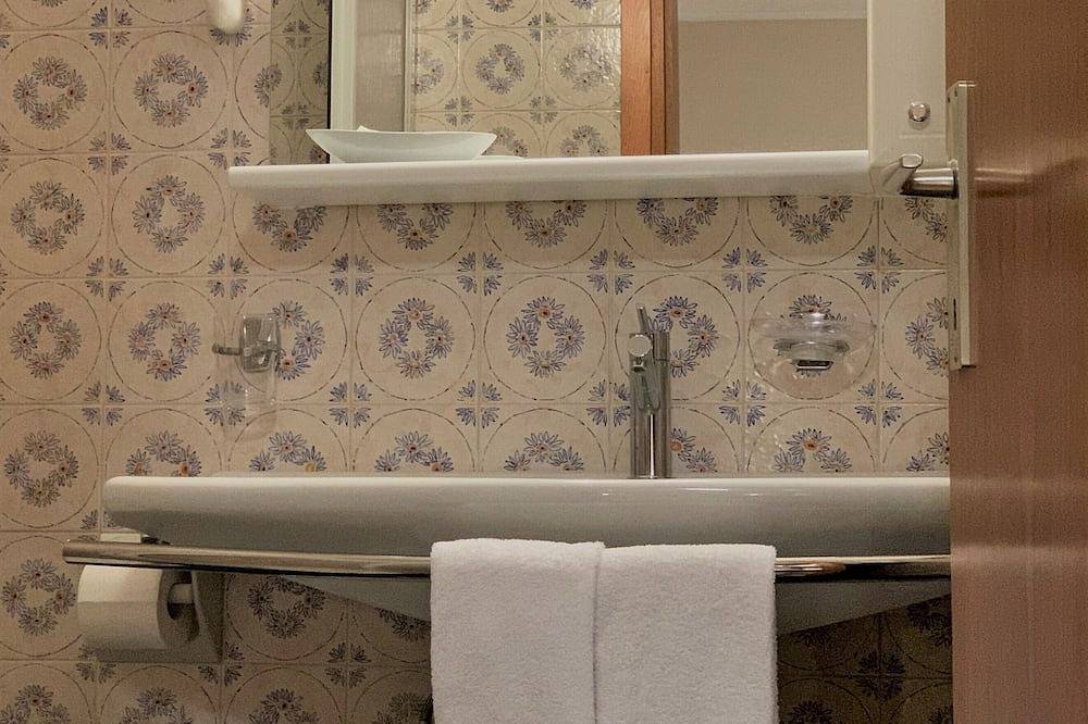 Ganze Wohnung, Helles sonniges Studio-Apartment großzügiger Balkon. Nähe zu Bozen & Meran Wlan in Schernag, Tisens