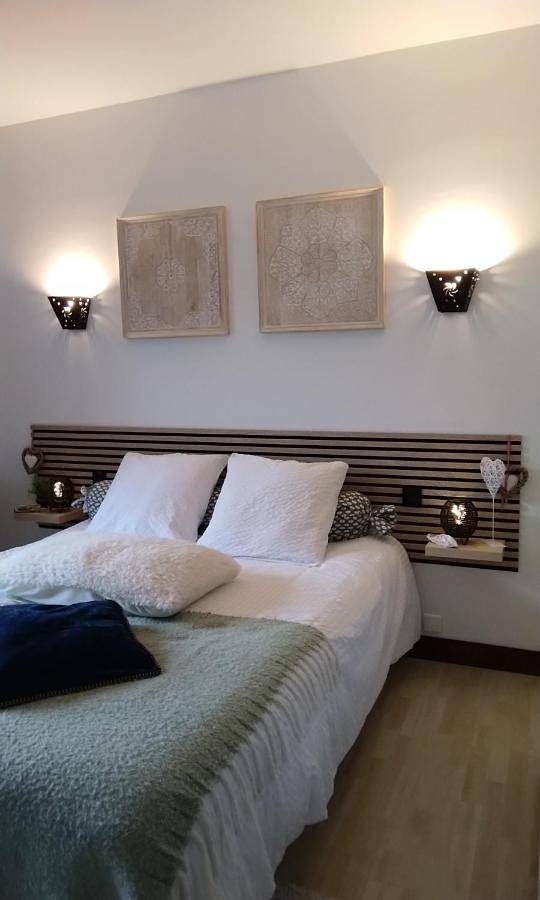 Location de vacances pour 2 personnes, avec terrasse ainsi que vue et jardin à Oherville