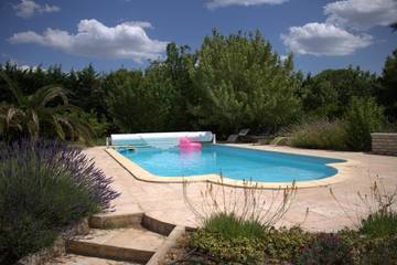 Gîte pour 4 personnes, avec piscine ainsi que vue et jardin à Beauvoisin