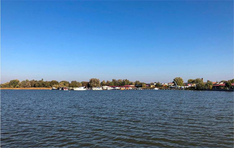 Gemütliches Hausboot mit Terrasse & WiFi in der Nähe des Stadtzentrums von Neuruppin in Neuruppin, Ruppiner Seenland