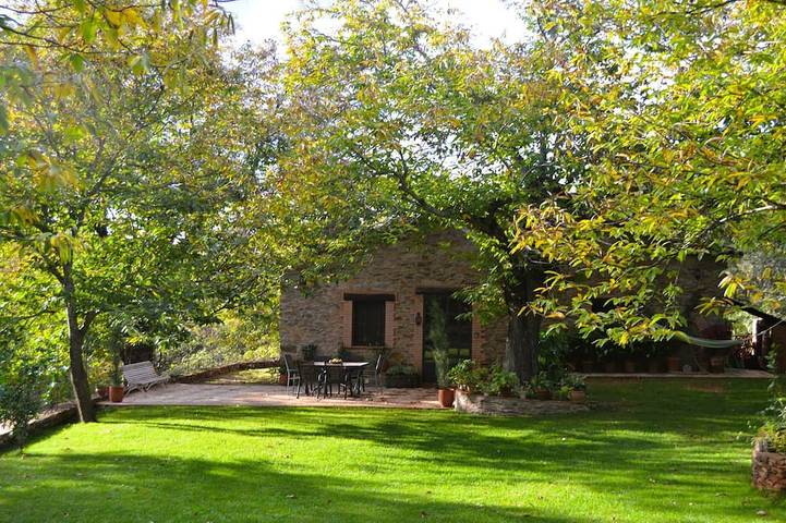Casa rural con piscina para 4 personas, con jacuzzi además de jardín y terraza en Aracena