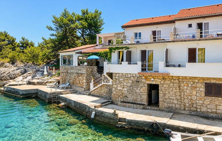 Ferienhaus für 12 Personen, mit Seeblick und Pool sowie Terrasse, mit Haustier - 1