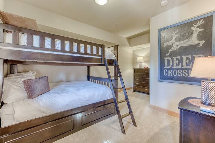 Vacation rental for 8 people, with hot tub and pool as well as balcony and sauna in Government Camp