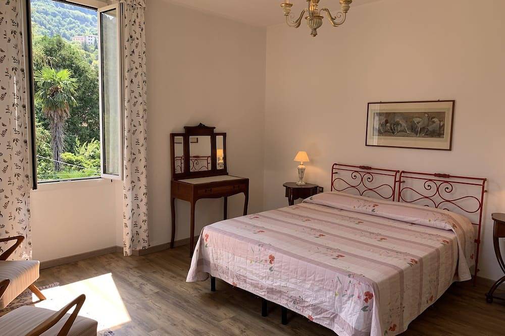 Ganze Wohnung, Osteno: Wohnung mit Garten und privatem Zugang zum See in alten Villa in Osteno, Claino con Osteno