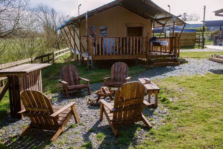 Tente pour 4 personnes, avec Terrasse ainsi que Jardin et Vue