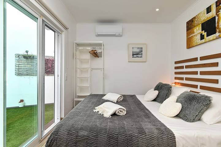 Entire apartment, Awaiting you at Chez Nous the 1 bedroom home with a sea view. Sleeps 2 Guests in Praia das Maçãs, Azenhas do Mar