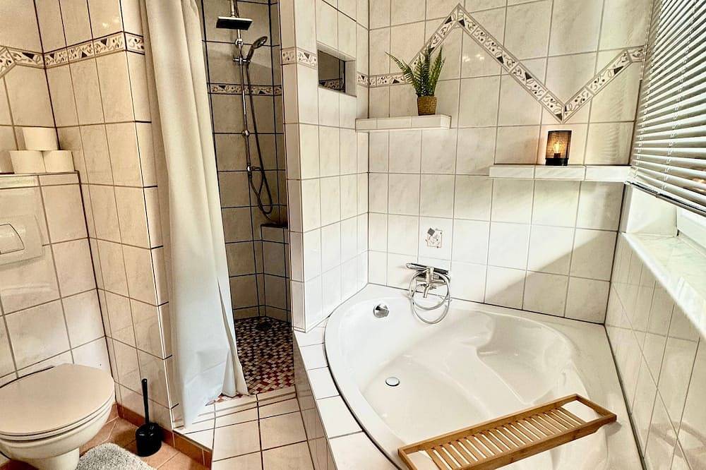 Haus am Wald mit Outdoor Whirlpool und Kamin in Stolberg, Rheinland