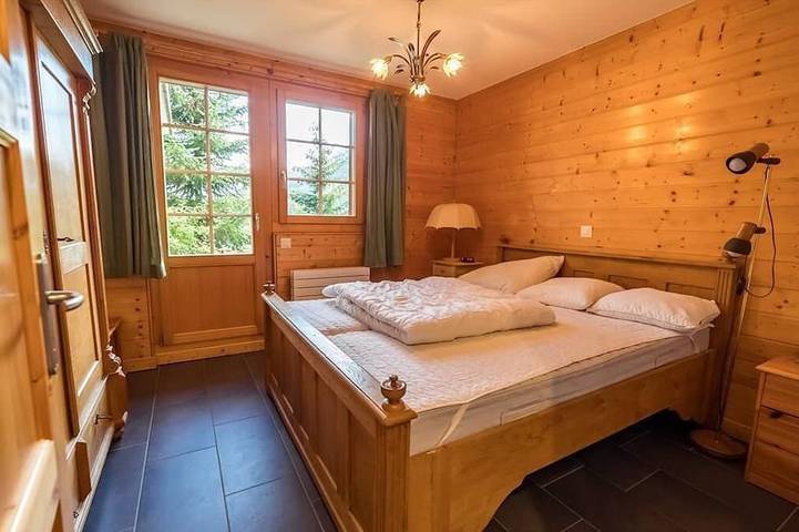 Chalet avec Bio Sauna confortable pour 8 personnes : Living avec cheminée - cuisine avec lave-vaisse in Grimentz, Anniviers