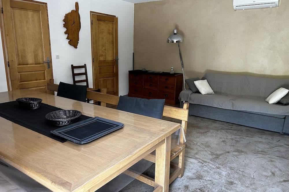 Stone house in the style of a sheepfold. With petanque court and Jacuzzi in Zilia, Calvi region