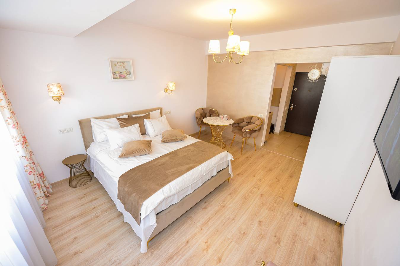 Entire studio, Tres Chic Studio – Elegant Retreat on Calea Victoriei – City Center in Bucharest, Walachia