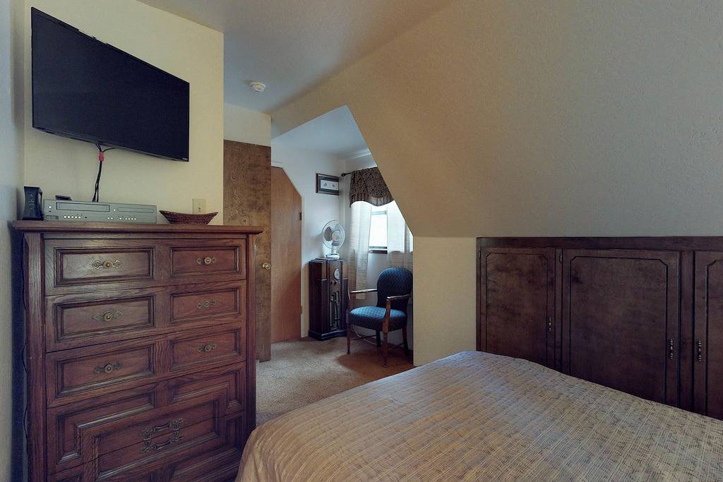 Warm, gemütliche hundefreundliche Hütte Minuten vom Shaver Lake, nahe gelegenen Dorf, & mehr! in Shaver Lake, Kings Canyon Nationalpark