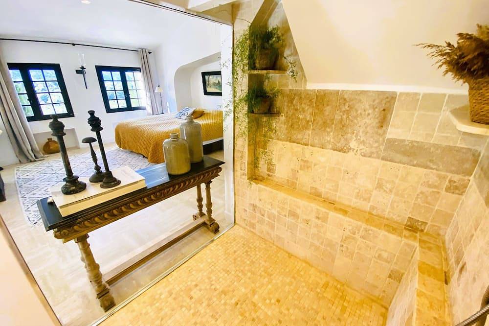 Charming villa in Menerbes, absolute calm, garden, terrace, magnificent view, swimming pool. in Ménerbes, Regionaler Naturpark Luberon