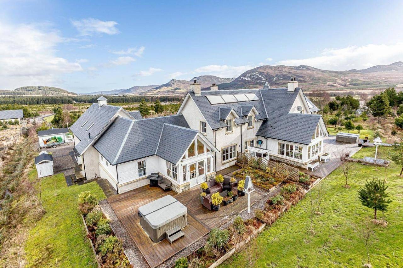 Glenerrick House - Loch Ness country manor - hot tub and sauna in Highlands