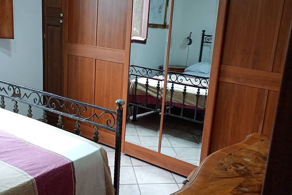 Independent villa with private beach on the lake in Manziana, Lake Bracciano