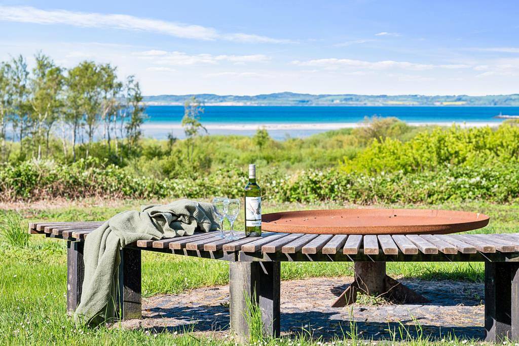 Ferienhaus mit herrlichem Ausblick auf die Landschaft bei Øer und der Øer Maritime Ferienstadt in Øerne, Ebeltoft