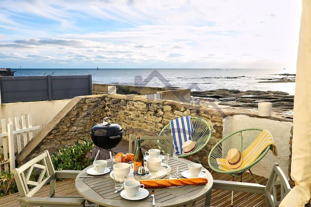 Charming house with terrace facing the sea in Treffiagat, Quimper und Umgebung