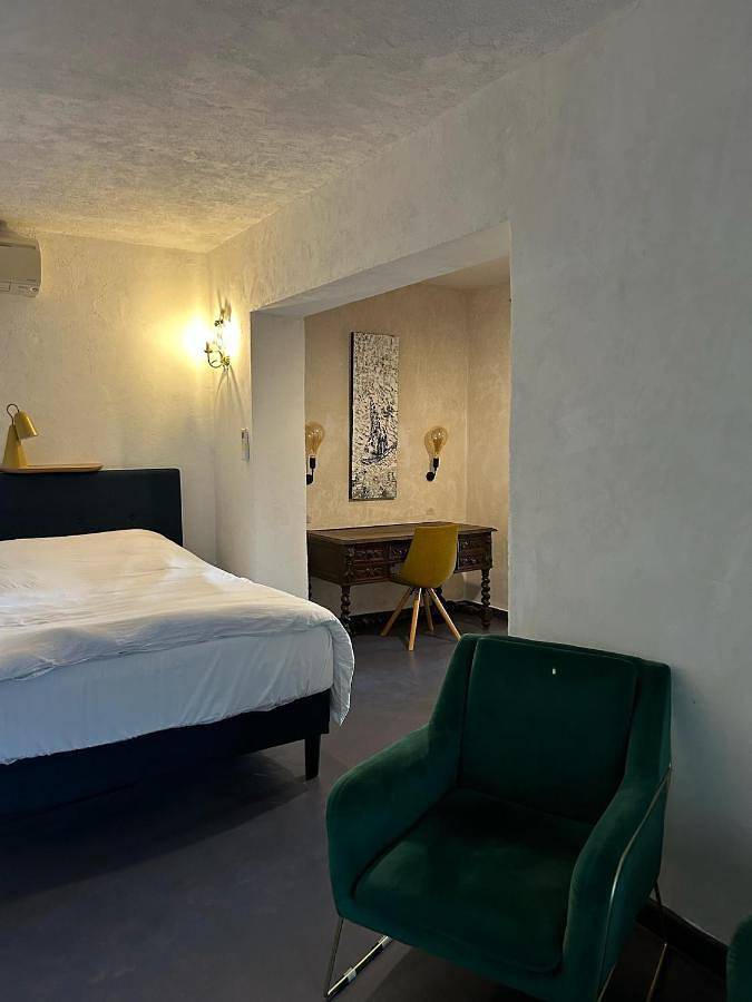 Location de vacances pour 2 personnes, avec Terrasse et Jardin ainsi que Piscine et Vue à Le Cannet-des-Maures - 3
