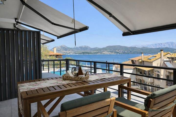 Ferienhaus für 4 Personen, mit Balkon und Terrasse sowie Pool und Ausblick