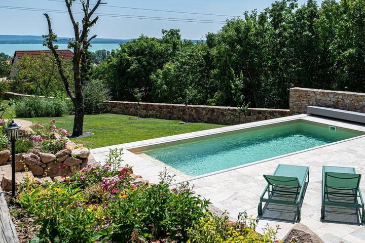 Ferienwohnung für 5 Personen, mit Pool und Ausblick sowie Seeblick und Garten in Revfülöp