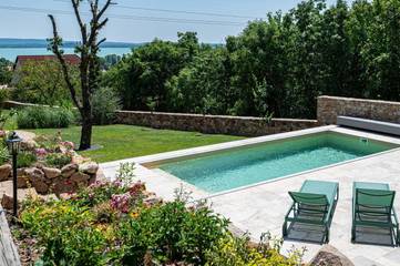 Ferienwohnung für 5 Personen, mit Ausblick und Pool sowie Garten und Seeblick in Revfülöp