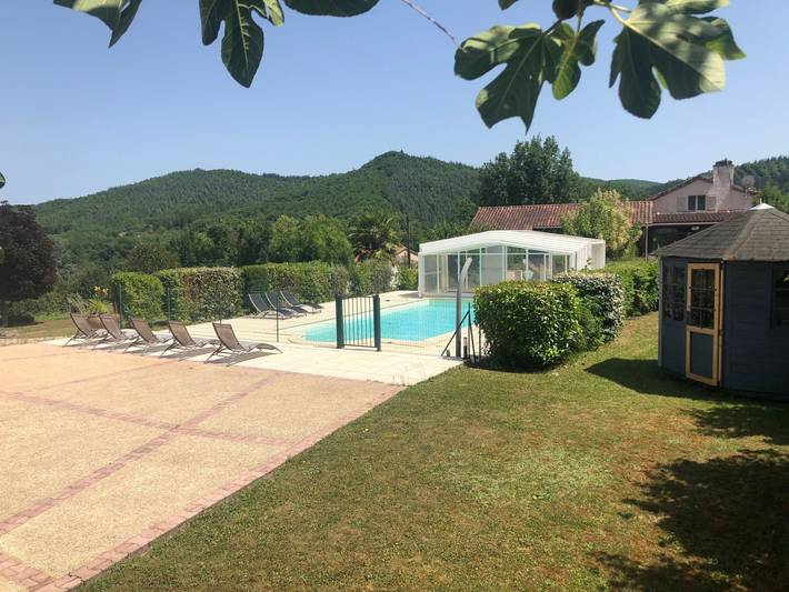 Gîte pour 8 personnes, avec Terrasse ainsi que Jardin et Piscine à Saint-Géry