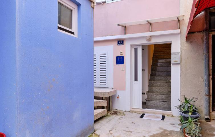 Charmante 2-Zimmer-Wohnung mit Terrasse und malerischer Aussicht, 2 km vom Strand von Valdarke entfernt in Veli Losinj, Lošinj (Kvarner Bucht)