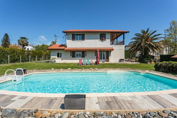 Location de vacances pour 6 personnes, avec Balcon et Terrasse ainsi que Jardin et Piscine à Urt