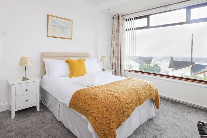 Holiday home for 12 people, with view and garden, with pets in Portstewart