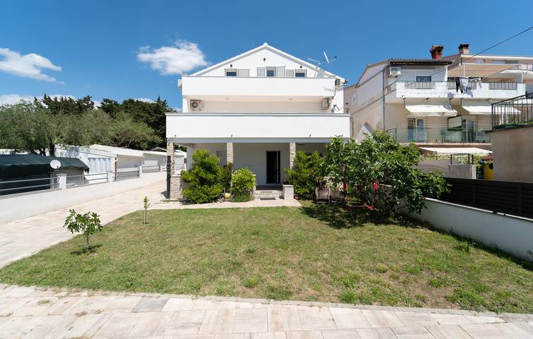 Ganze Ferienwohnung, Stilvolles Apartment mit Meerblick, Terrasse, WLAN und Parkplatz – 500 m vom Strand entfernt in Općina Sveti Filip i Jakov, Zadar