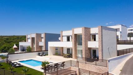 Villa für 8 Personen, mit Garten und Pool sowie Terrasse, mit Haustier auf Pag