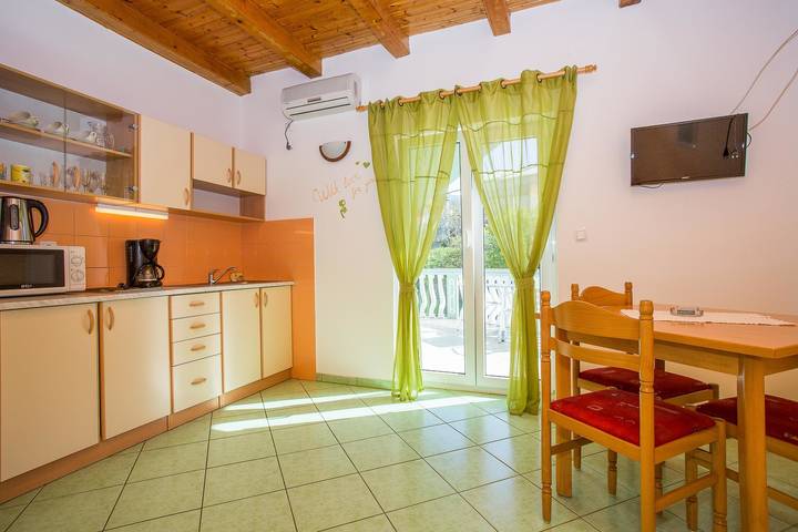 Ferienwohnung für 2 Personen, mit Balkon/Terrasse und Pool in Senj - 4