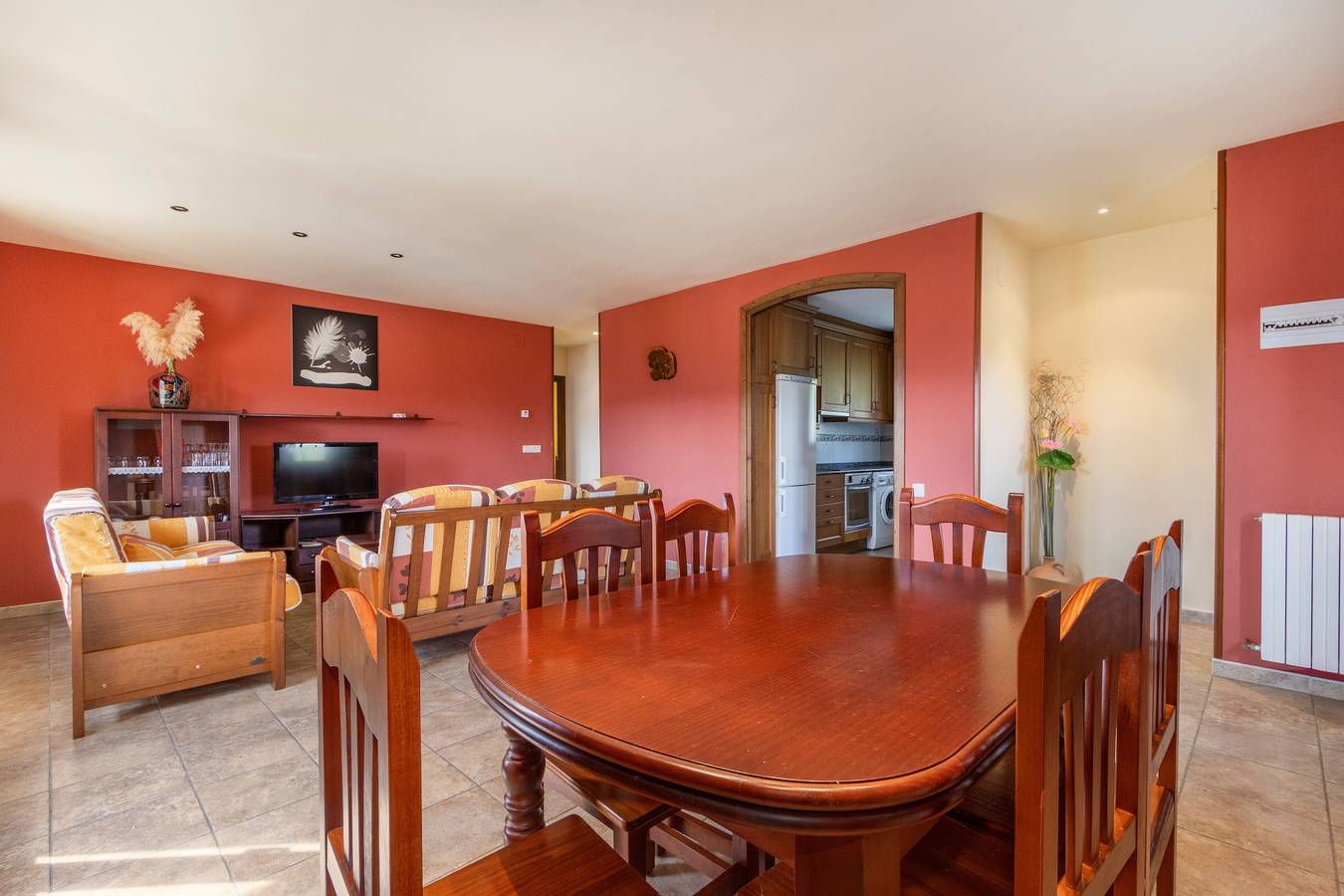 Apartamento entero, Apartamento 'Milano' con vistas a la montaña, terraza privada y Wi-Fi in Valle de Lierp, Pirineos