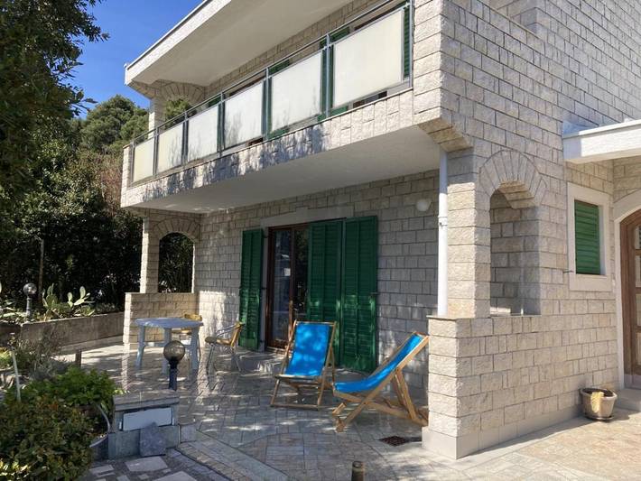 Ferienhaus für 4 Personen, mit Balkon und Terrasse sowie Garten und Ausblick in Banjol