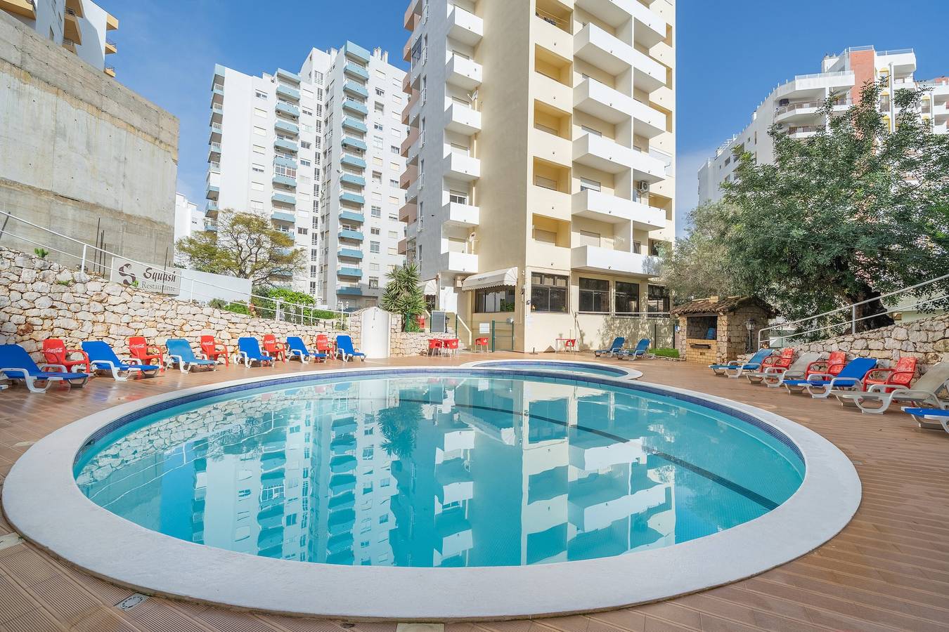 Geheel appartement, Appartement 'T1 Standard' met gedeeld zwembad, wifi en airconditioning in Praia da Rocha, Portimão