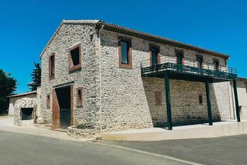 Location de vacances pour 8 personnes, avec terrasse à Berlou