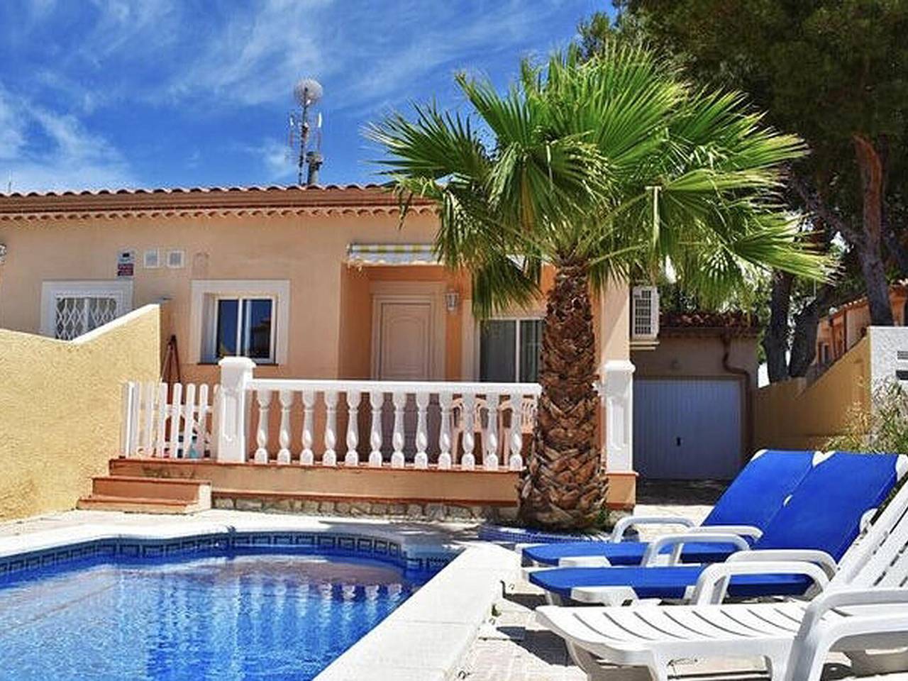 Miami Platja House with Private Pool and Air Conditioning in Cala dels Vienesos (Miami Playa), Mont-roig del Camp