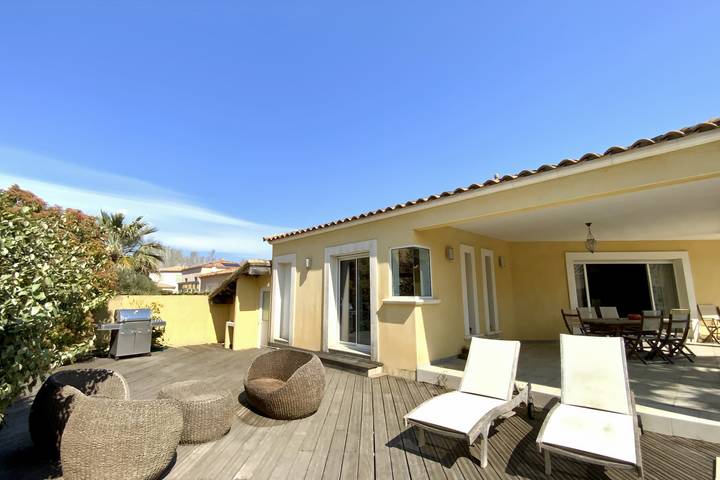 Location de vacances pour 6 personnes, avec terrasse ainsi que piscine et jardin, adapté aux familles dans Plage Rive Gauche - 3