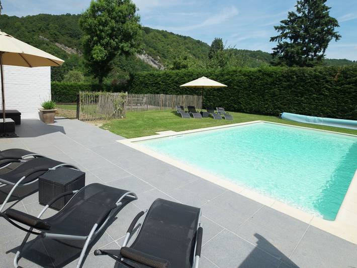 Location de vacances pour 8 personnes, avec Terrasse ainsi que Jardin et Piscine dans Hastière-par-delà