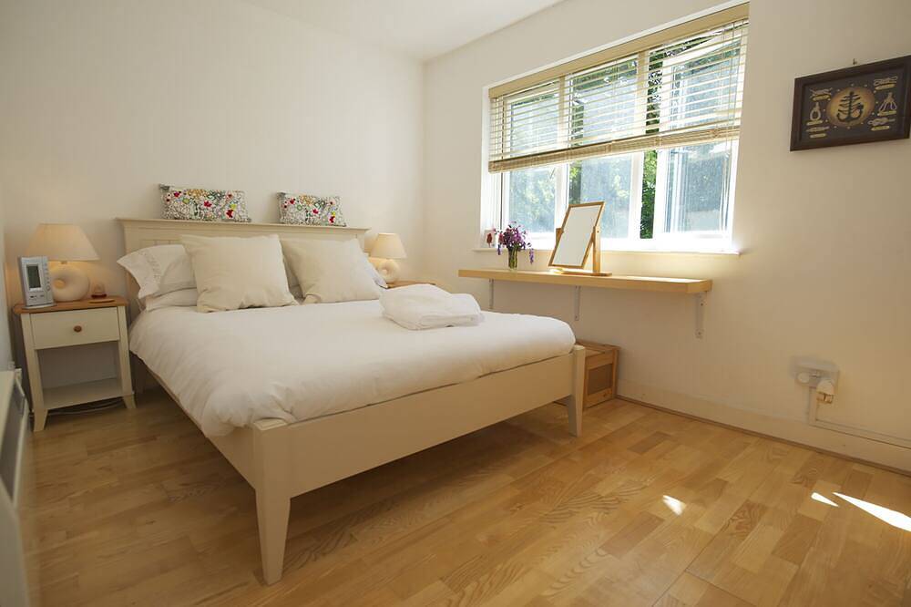 Entire apartment, Beautiful Contemporary Apartment with Parking, 5 minutes walk from the Beach in Cornwall