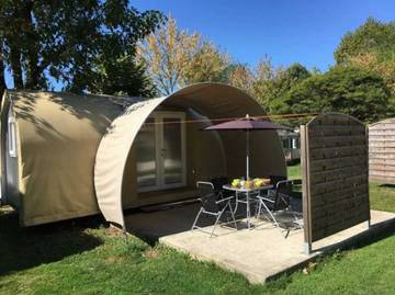 Tente pour 4 personnes, avec bassin pour enfant dans l' Ariège
