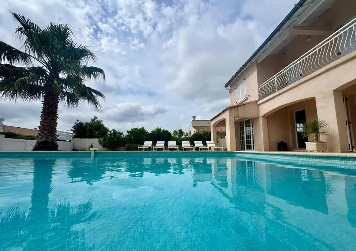 Chalet para 8 personas, con jardín además de vistas y piscina - 1