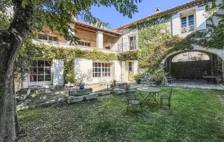 Location de vacances pour 11 personnes, avec terrasse et piscine à Nages-et-Solorgues