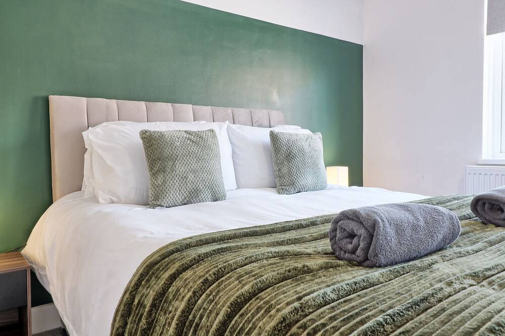 Spacious Contractor Stay | Homely House | Sleeps 8 | Colchester in Colchester, Essex