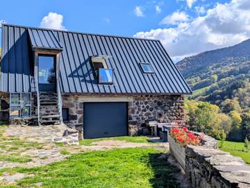 Gîte pour 2 personnes, avec terrasse et jardin dans le Cantal