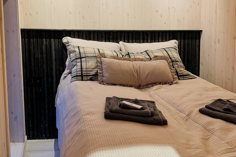 Moderne Hütte mit Mitternachtssonne in Skjomen in Narvik