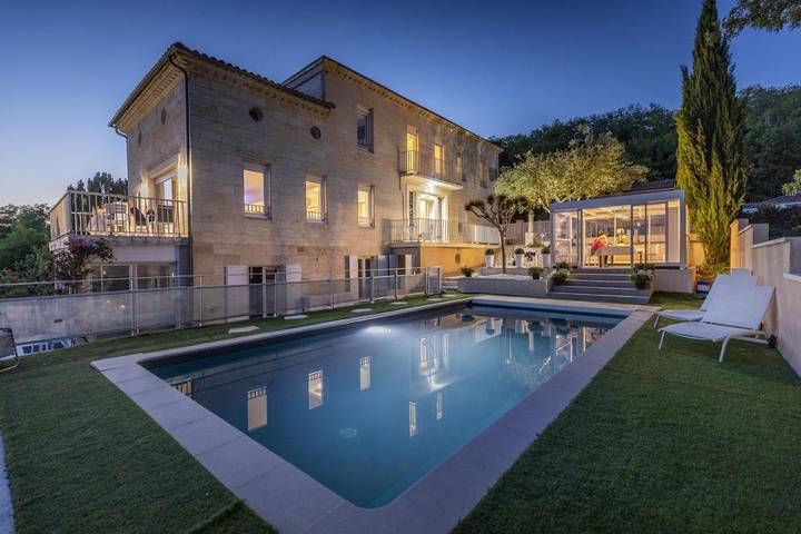 Location de vacances pour 2 personnes, avec Jacuzzi et Terrasse ainsi que Jardin et Piscine à Bayon-sur-Gironde