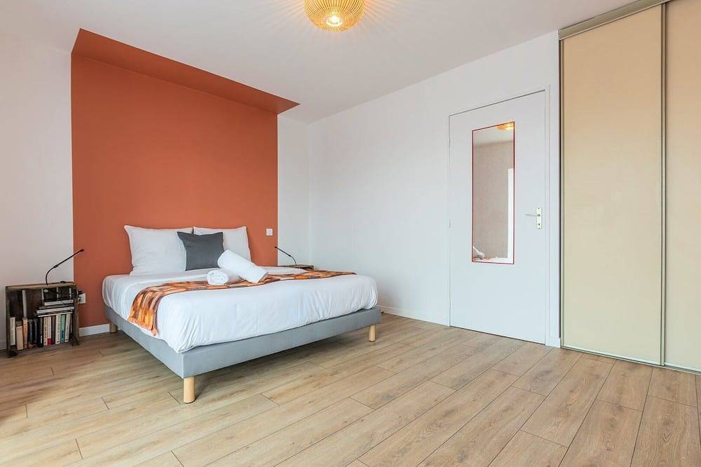 Entire apartment, Bright 2-bedroom apartment w/ balcony and parking. in Lambersart, Lille region