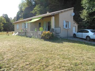 Cottage pour 8 personnes, avec terrasse et jardin, animaux acceptés à Montpezat-sous-Bauzon